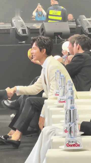 钟汉良这光脚脖子带亮条的九分裤配豆豆鞋款的皮鞋的搭配还真不是谁都能穿好看的，真的