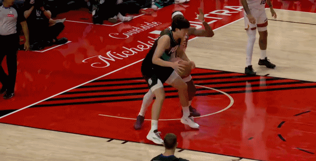 两场发展联盟比赛之后，小杨终于迎来了爆发，今天出场13分钟砍下9分5个篮板3次助