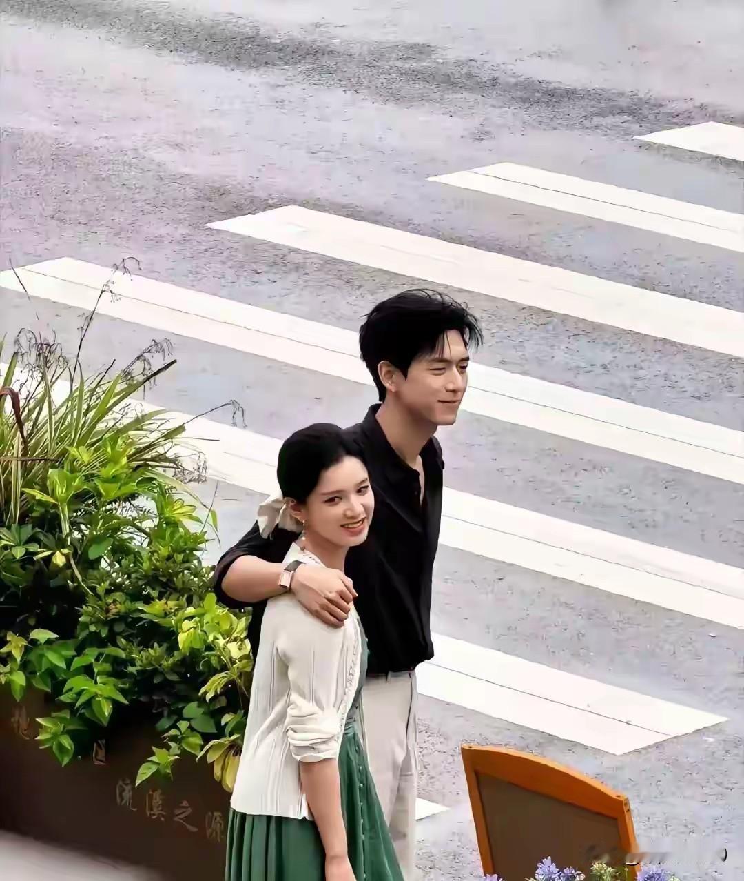 太般配了，李现和张婧仪同框，真的太有氛围感，妥妥的荧幕金童玉女！张婧仪温婉