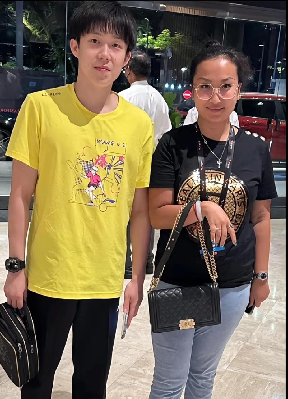 王楚钦身旁的神秘美女，你认识吗？刚刷到一张王楚钦的照片，头一回见到这张，只