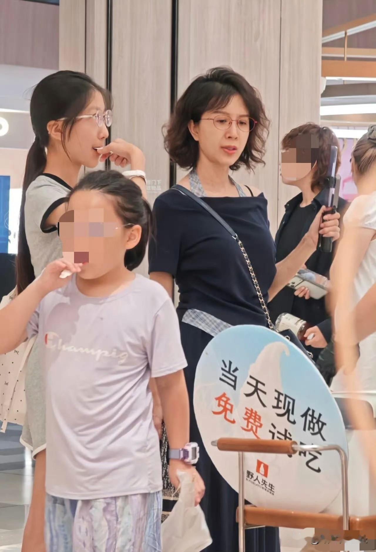 在商场偶遇金巧巧了，她都51岁了，排队时后背挺得比我还直，看着还是那么优雅。她1