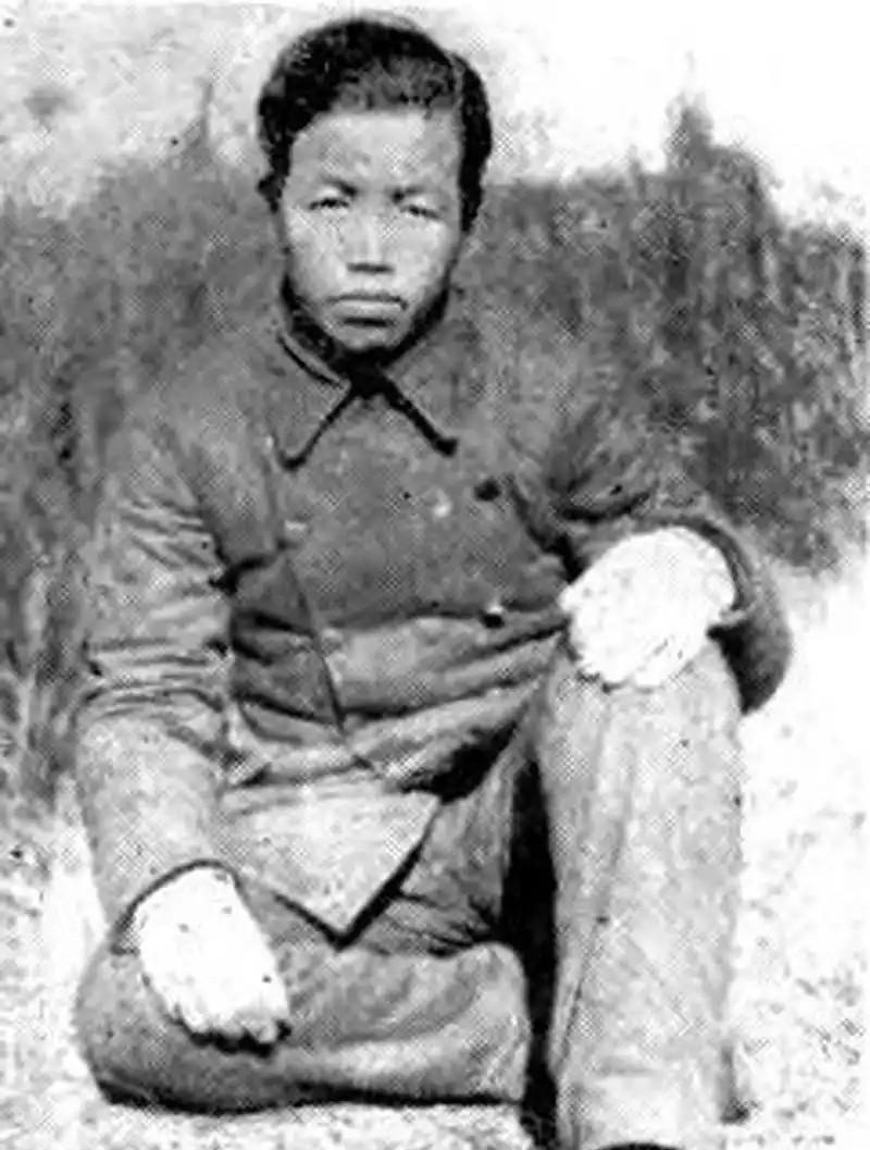 1938年，昏迷的机枪手唐桂林突然从野战医院里惊醒，看着走过来的医生，他死死地抓