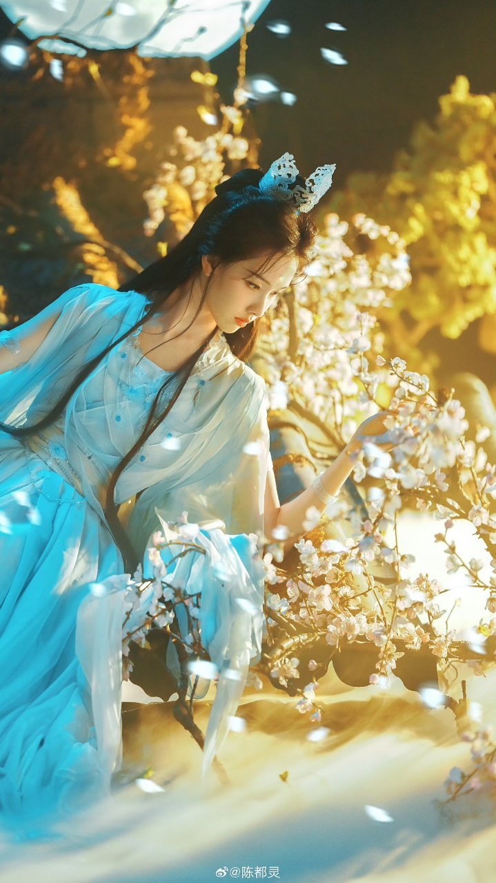 陈都灵神女降世陈都灵仙女下凡具象化好美的嘟嘟，满满的清冷感~​​​​