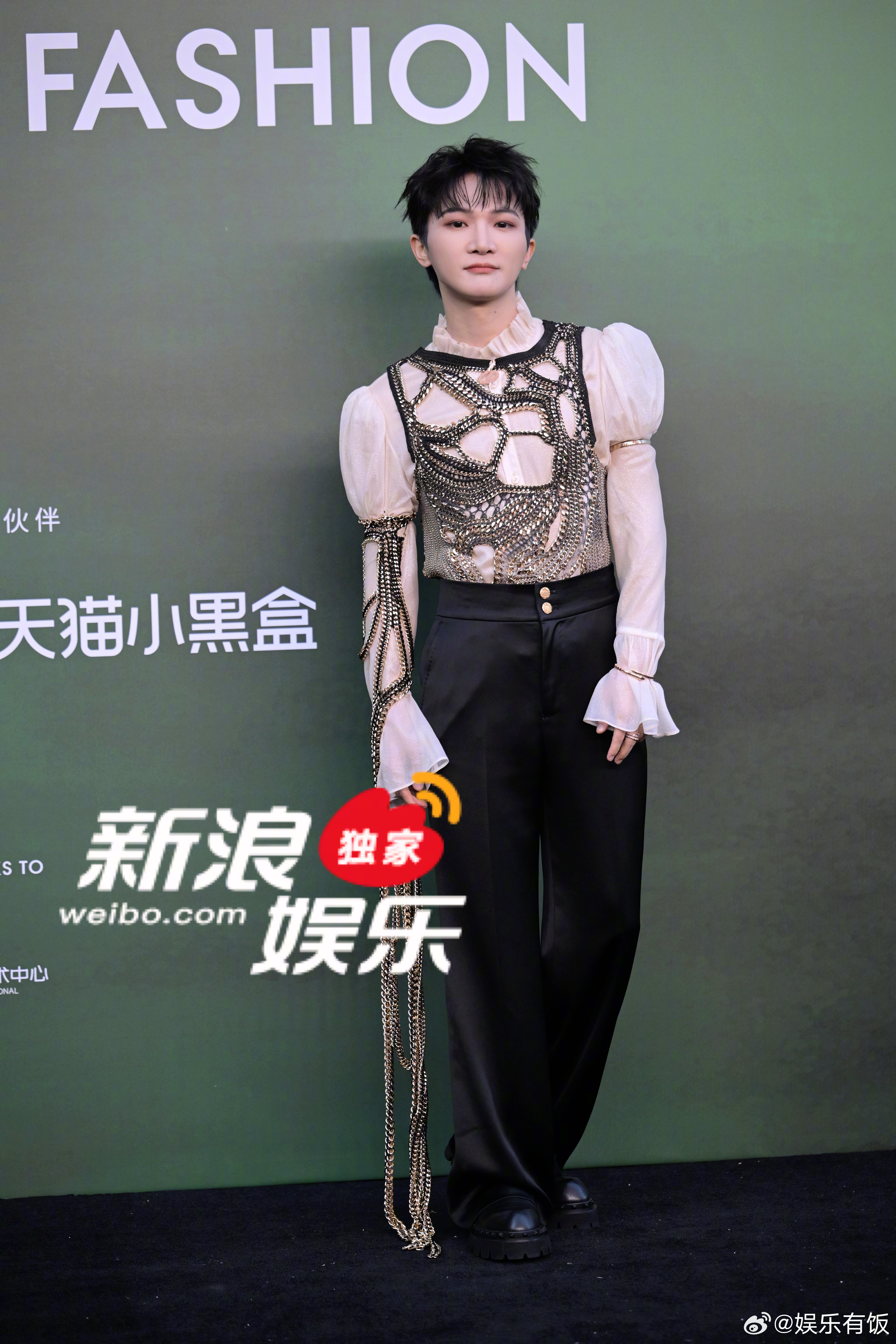 周深吸血鬼小王子亮相vogue红毯，今天像是吸血鬼小王子一样[爱心]VOG