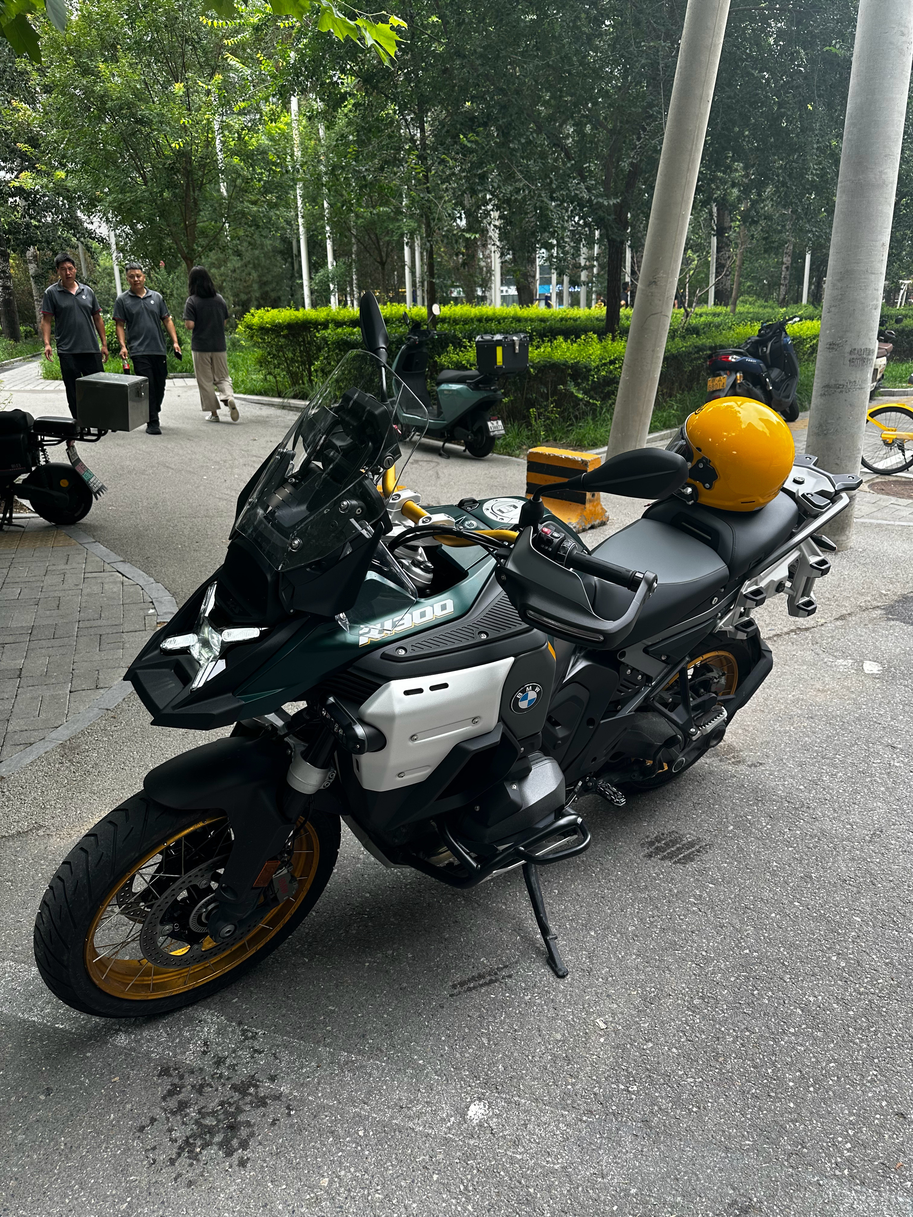 去骑摩托车吧，骑这个车应该不怕下雨吧​​​