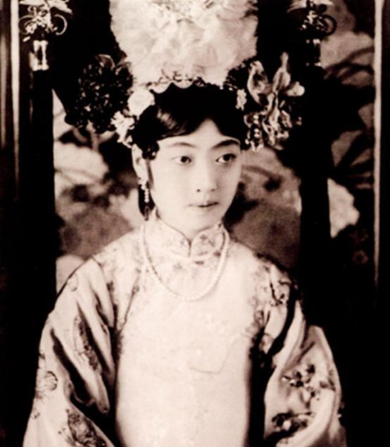 1946年，被烟瘾折磨得死去活来的婉容，躺在监狱冰冷的地上咽了气，身上散发着令人
