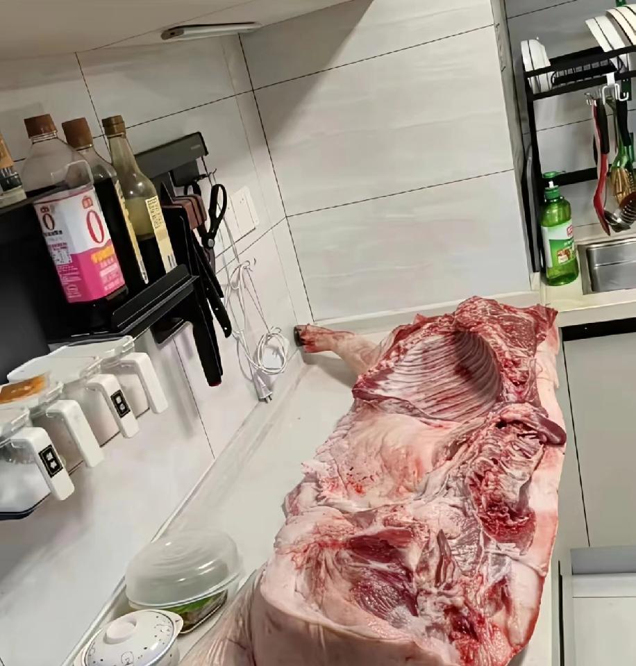 三叔家特意送了半头自家养的土猪过来，没喂一点饲料，心里特别感激，但也犯了难，到底