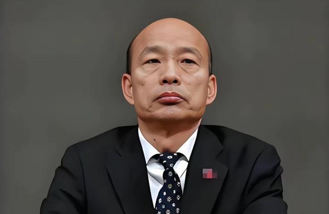 韩国瑜访美归来，国民党彻底分裂，两条路线公然对立。一场接机画面，直接把国民党藏了