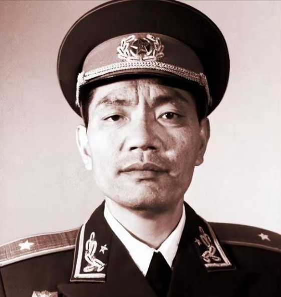 1959年将军回乡探亲，正好撞上哥哥带着全家外出要饭，当地官员却个个都是油光满面