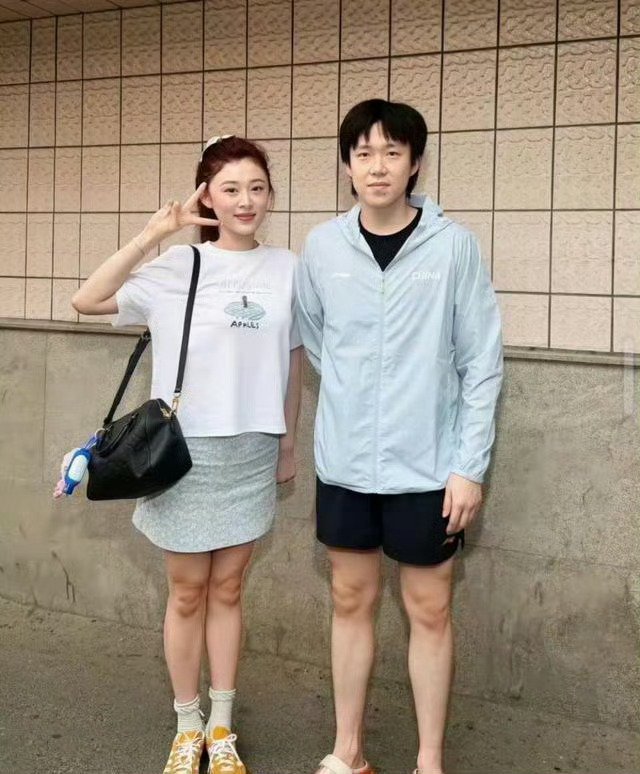 王楚钦与师母合影背手站得笔直，牵起教练女儿却满脸温柔，这教养细节谁看了不点赞？​