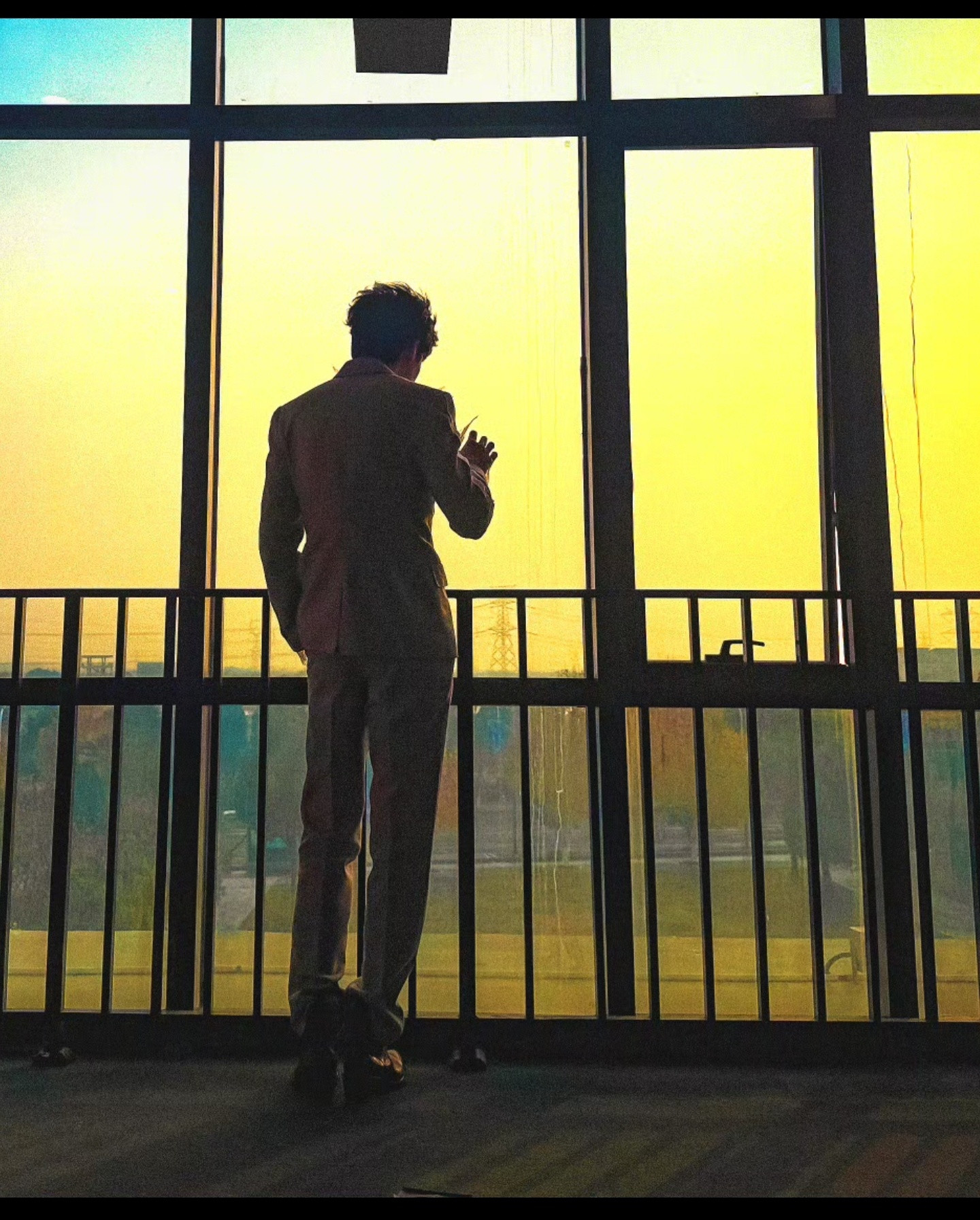 小岛兴田第一次给刘宇宁起了“劳模哥”的称号，对刘宇宁的敬业精神表示钦佩。