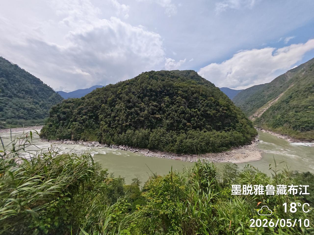 雅鲁藏布江大拐弯！奔腾的雅鲁藏布江，一个漂亮的大拐弯，把它那多情的壮美又在墨脱