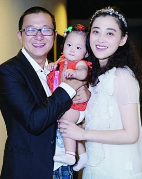 2012年，梅婷害羞地对秦昊说：我喜欢上了剧组的摄影师，你能帮我问问他愿不愿意娶
