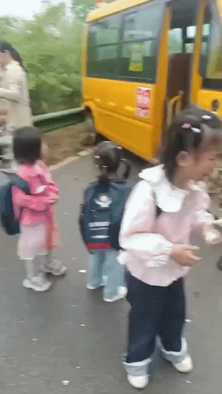 一辆校车在送孩子回家的路上突然发生车祸！校车与一辆迎面驶来的货车发生了碰撞！