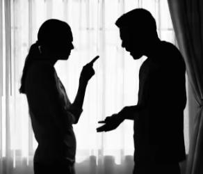 “冤不冤？”四川遂宁，女子打电话让丈夫接她下班，可丈夫却没接，女子心里憋了股火，