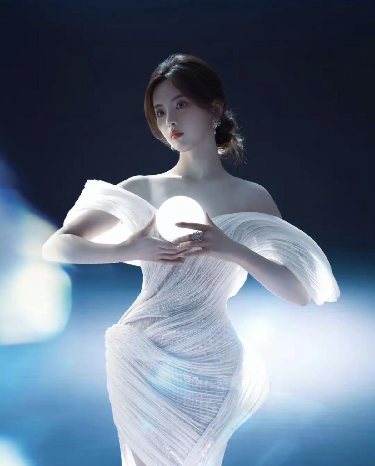 白色长裙勾勒出曼妙身姿，一字肩尽显优雅天鹅颈，杨超越今晚美得好有攻击性简