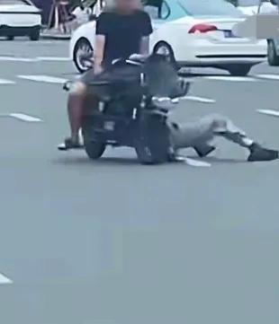 电动车肇事逃逸拖行女车主，警方已介入调查。肇事男子强行让女子松手，最终女子被拖