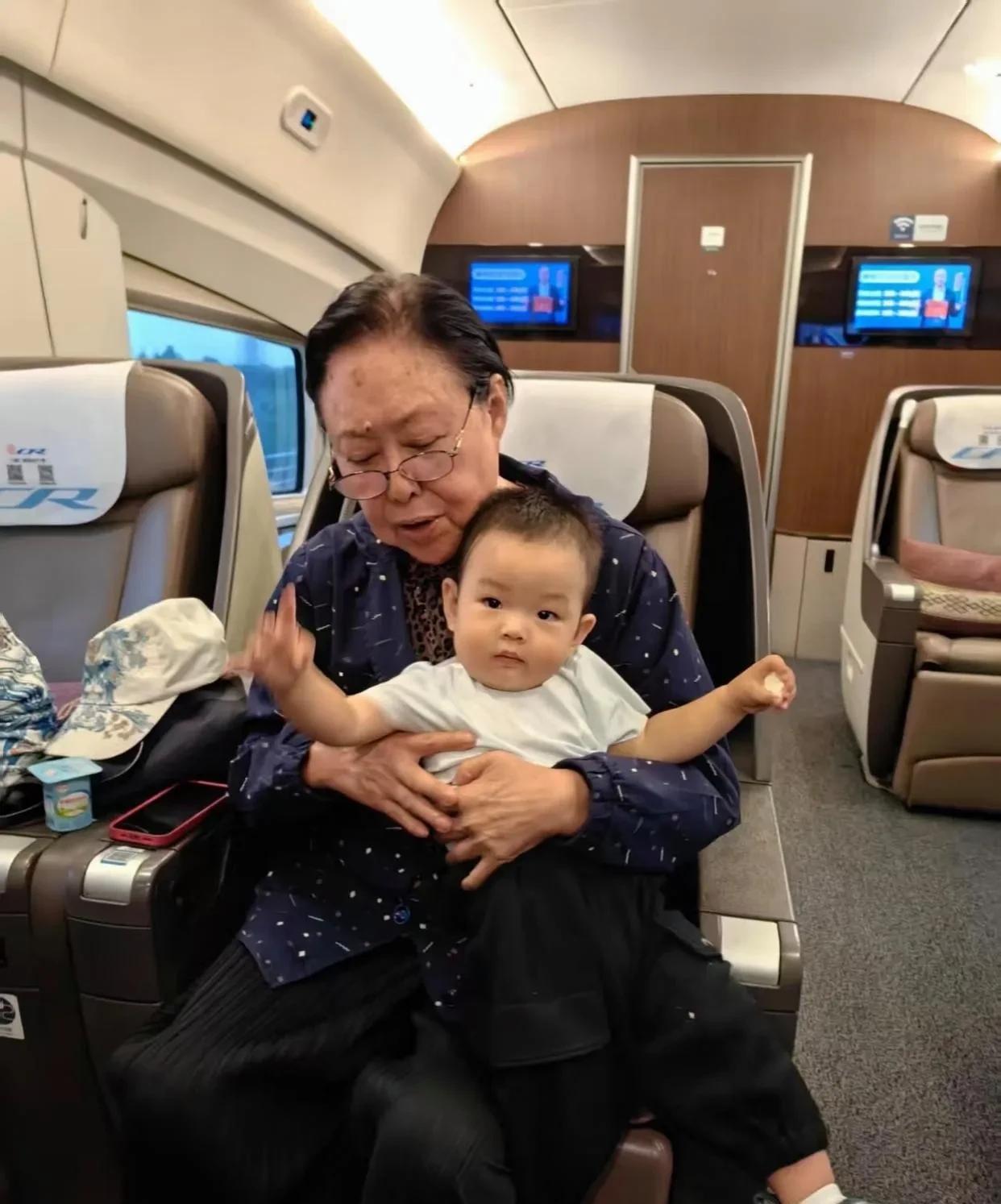 这位老戏骨，你们还认得出来吗？她和刘晓庆同年，但是比起“七十岁正是拼的时候”的