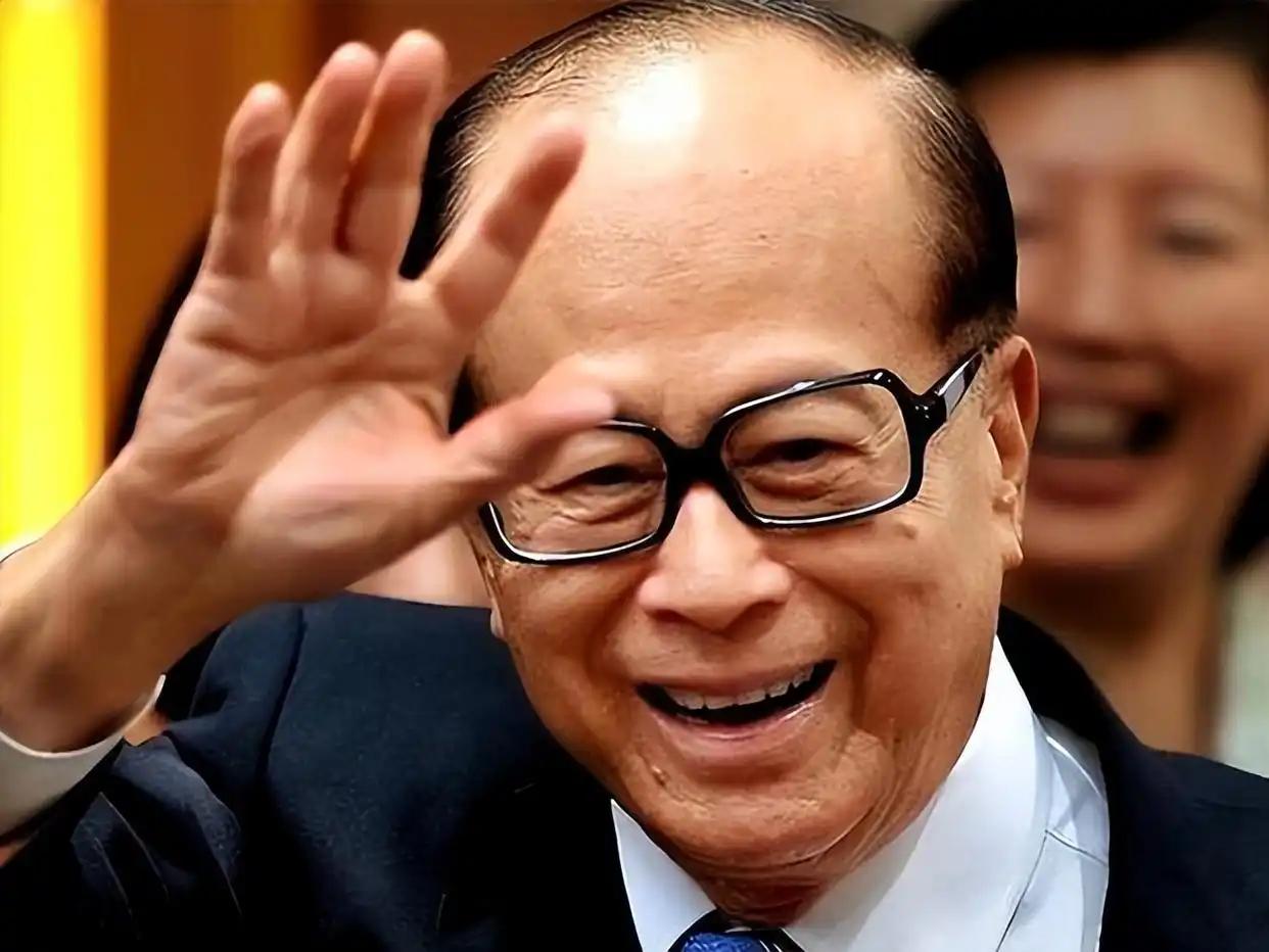 十年前，舆论场最响的一句话就是“别让李嘉诚跑了”。那几年，他连续卖掉香港和内地资