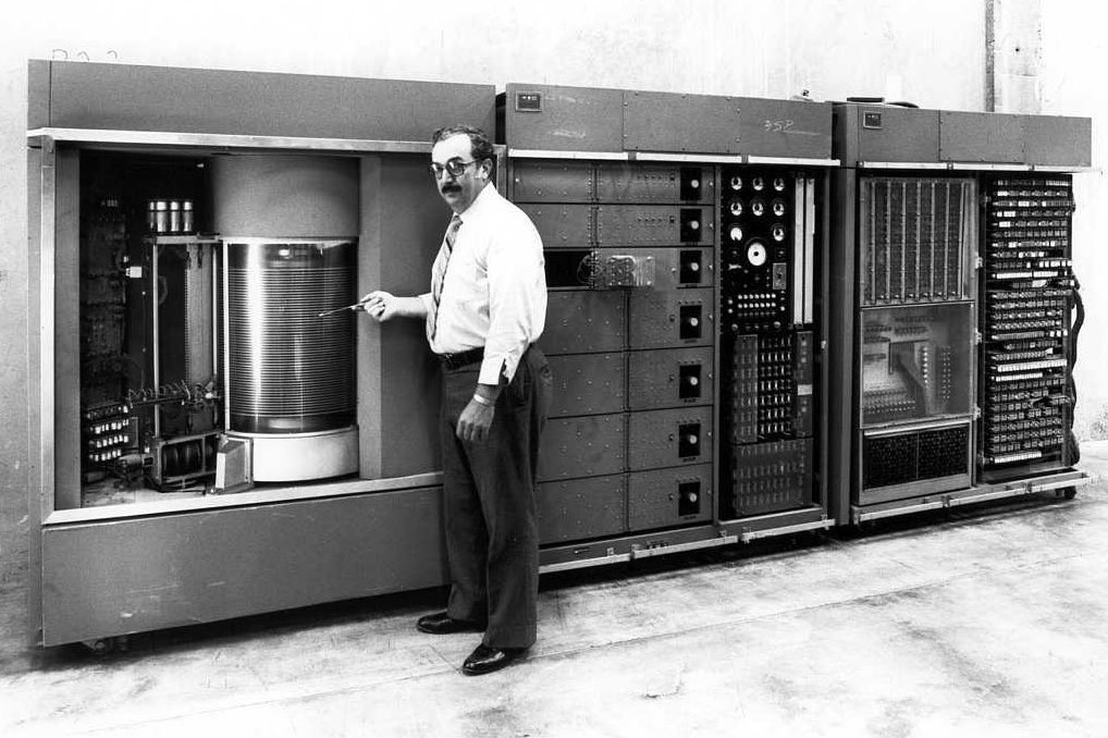 1956年，3.75MB；2026年，1TB。我们已经走了很远。