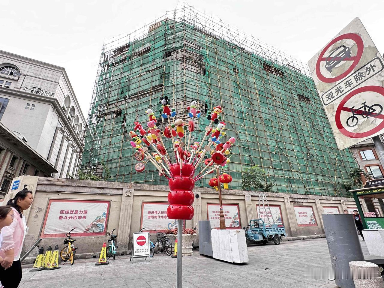 要整理辽宁路还是整整辽宁路上几十年动不了的那烂尾楼吧……