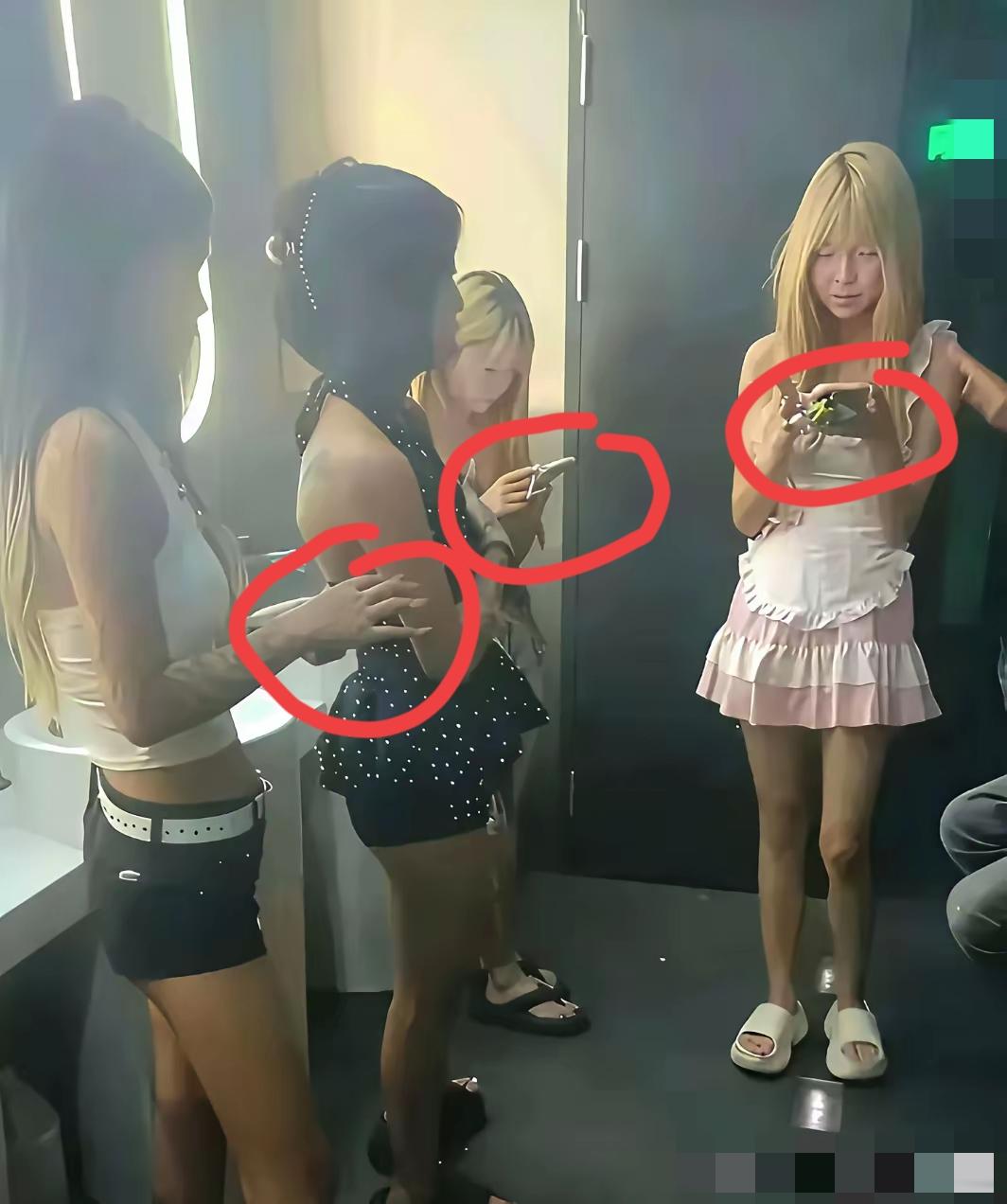 老公带我去KTV唱歌，让我真的没有想到是，在小区附近的一个KTV里，会有这么多看