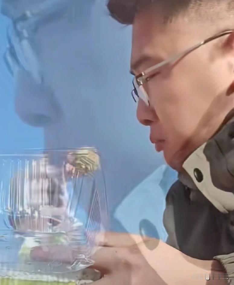 12月21日，河北一男子在自己生日当天来到母亲坟前报喜，男子在母亲坟前哽咽着说: