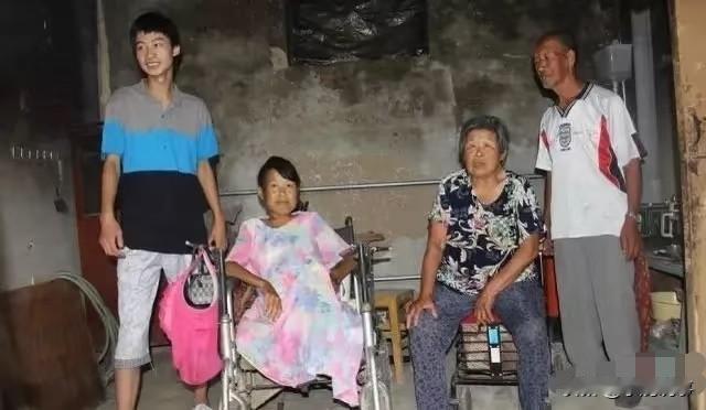 看了庞众望家的老照片，我愣了很久。那种感觉说不清，不是心酸也不是敬佩，就是突