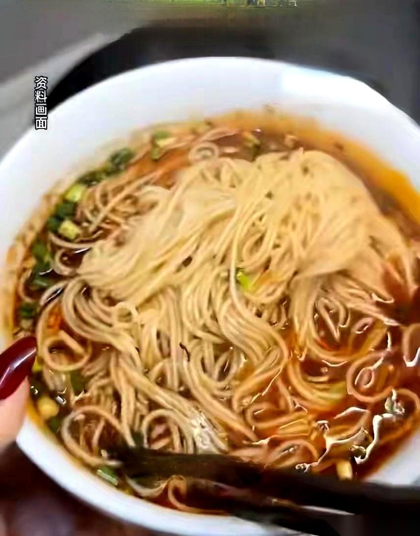 广州机场一家面馆，栽在了一撮葱花上。那天，一个男演员拖着行李箱走进去，点了碗面