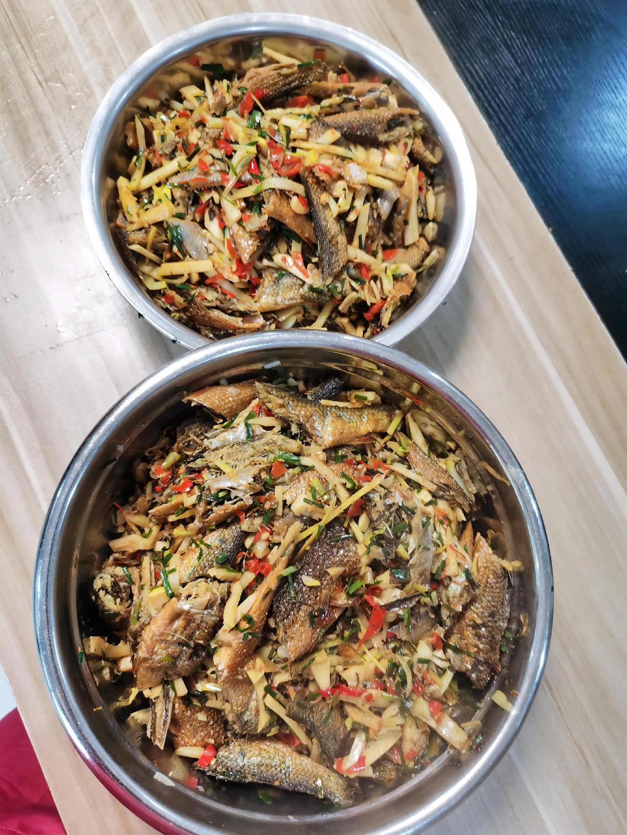 今日公司食堂家常菜谱：红烧条鱼素炒莴笋炒青菜。日出日落初来不知人间苦