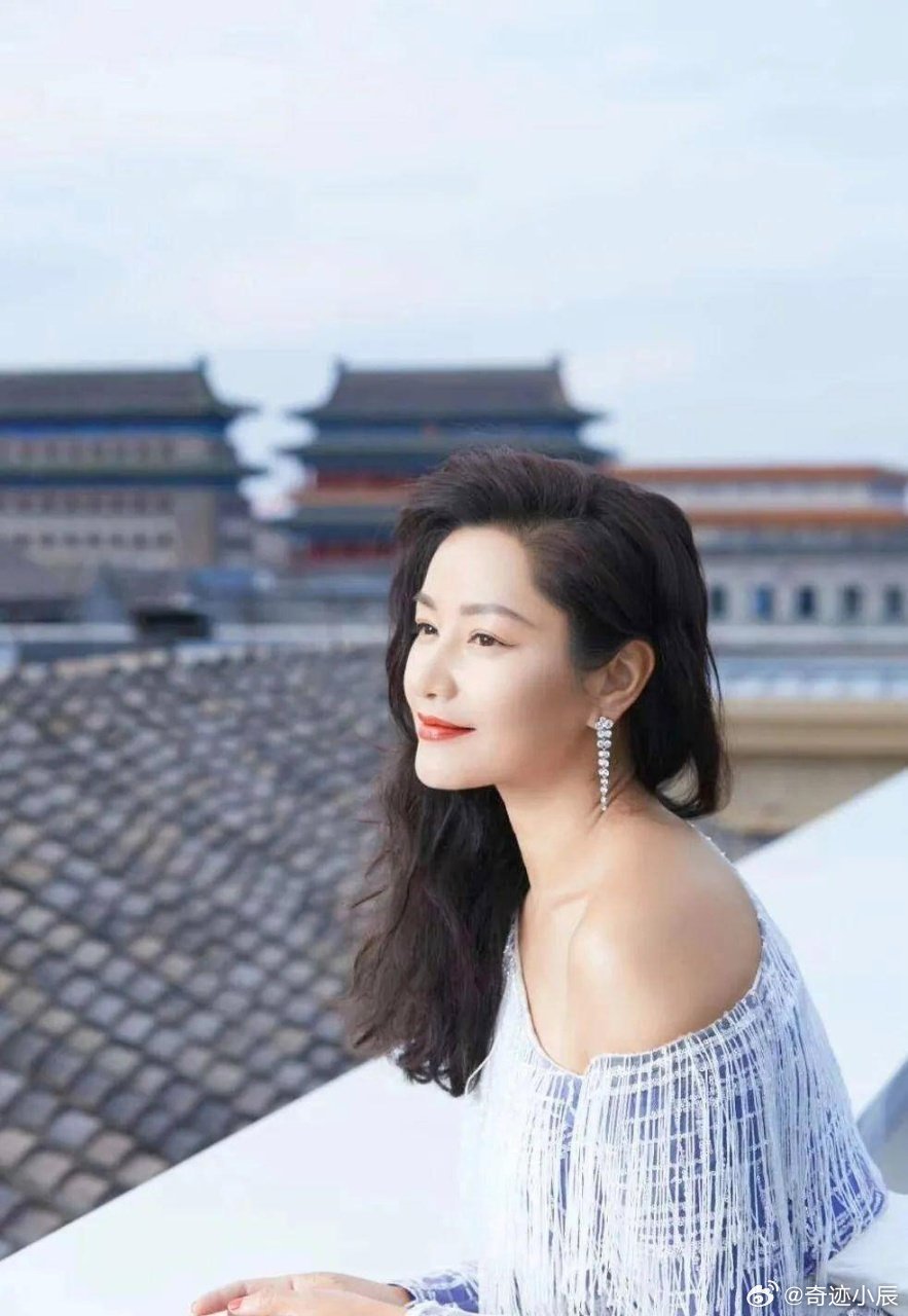 瞿颖模仿界的小品女王既能飒又能搞笑！瞿颖模仿蔡少芬“0帧起手”，各种名场面笑到