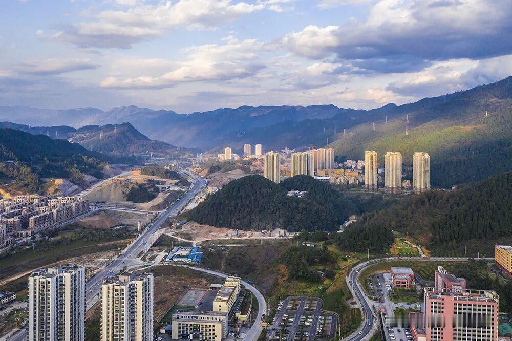前不久去了一趟重庆市彭水县，比较了老县城和彭水新城，感觉老县城的地理环境太逼仄，