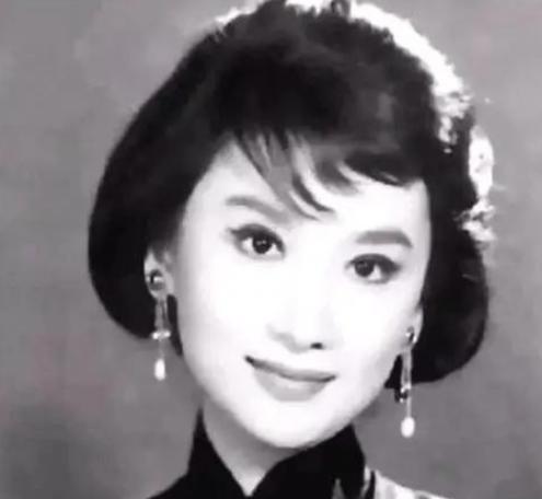1916年，于凤至嫁给张学良。新婚夜，她对张学良说：“不许在外边沾花惹草