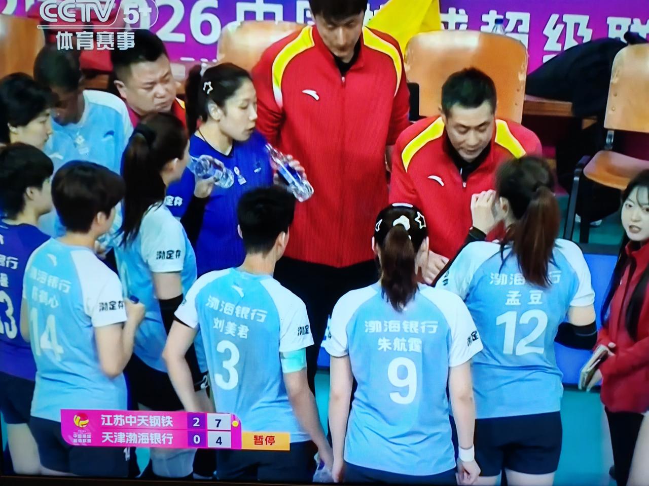 女排排超联赛半决赛第二场，江苏女排对阵天津女排，江苏女排25：10，25：20连