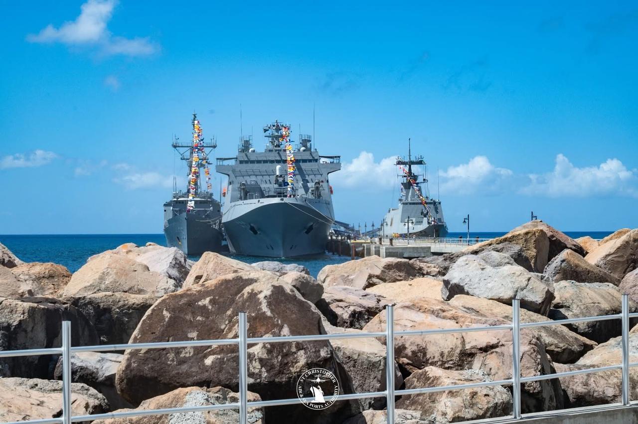 伪台海军今年“敦睦支队”编队有快速战斗支援舰“磐石”号（AOE-532）、成功级