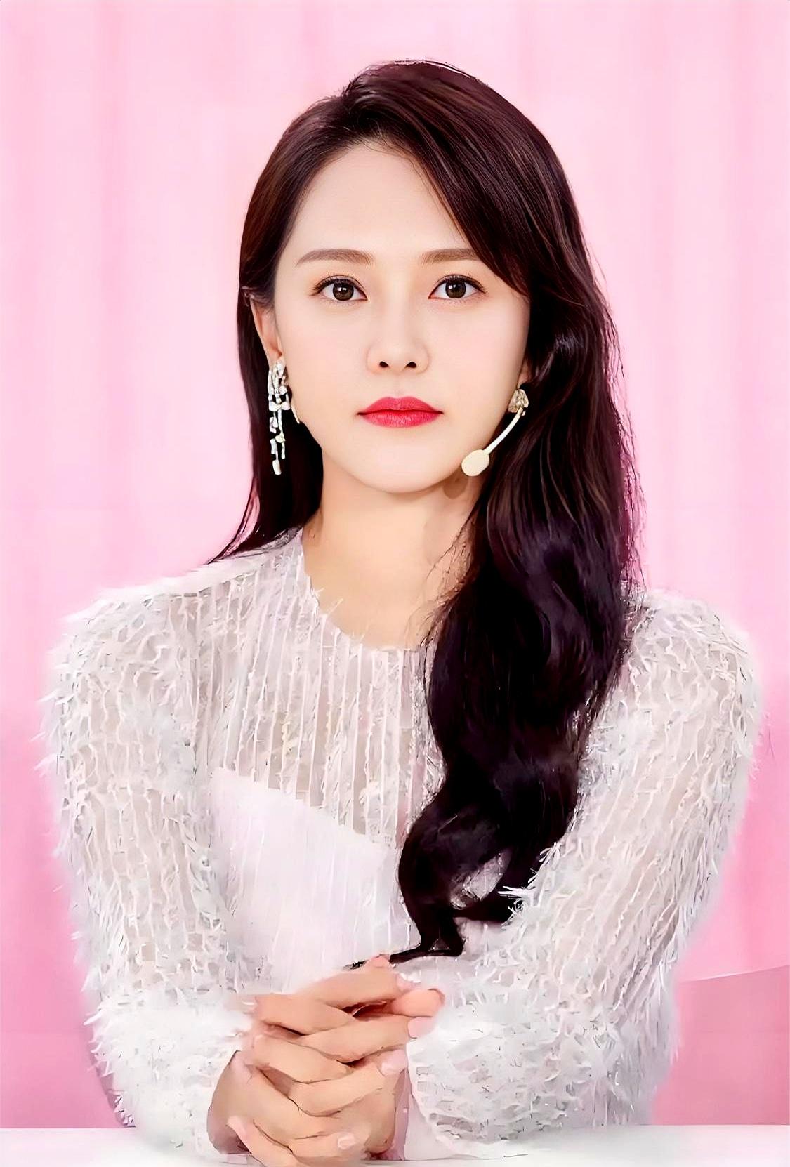 伊能静说:“我44岁时，在台北买了一栋一千万的大房子，带有花园，把我的妈妈和两个