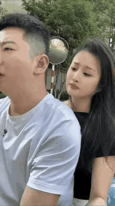 老公骑车带着老婆回家，回头对老婆说，我想好了，我要努力赚钱，我要让你过上好日子，