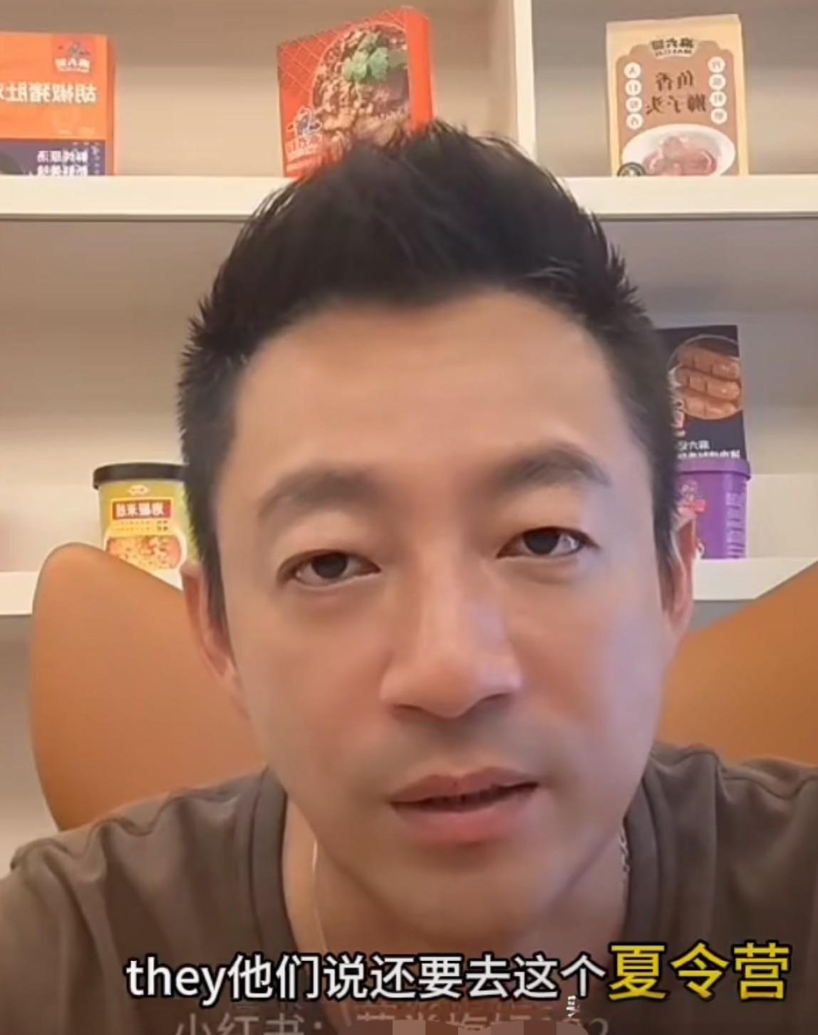 汪小菲今天首谈玥儿霖霖在北京参加夏令营的体验……汪小菲直播中，被网友问到谁照顾