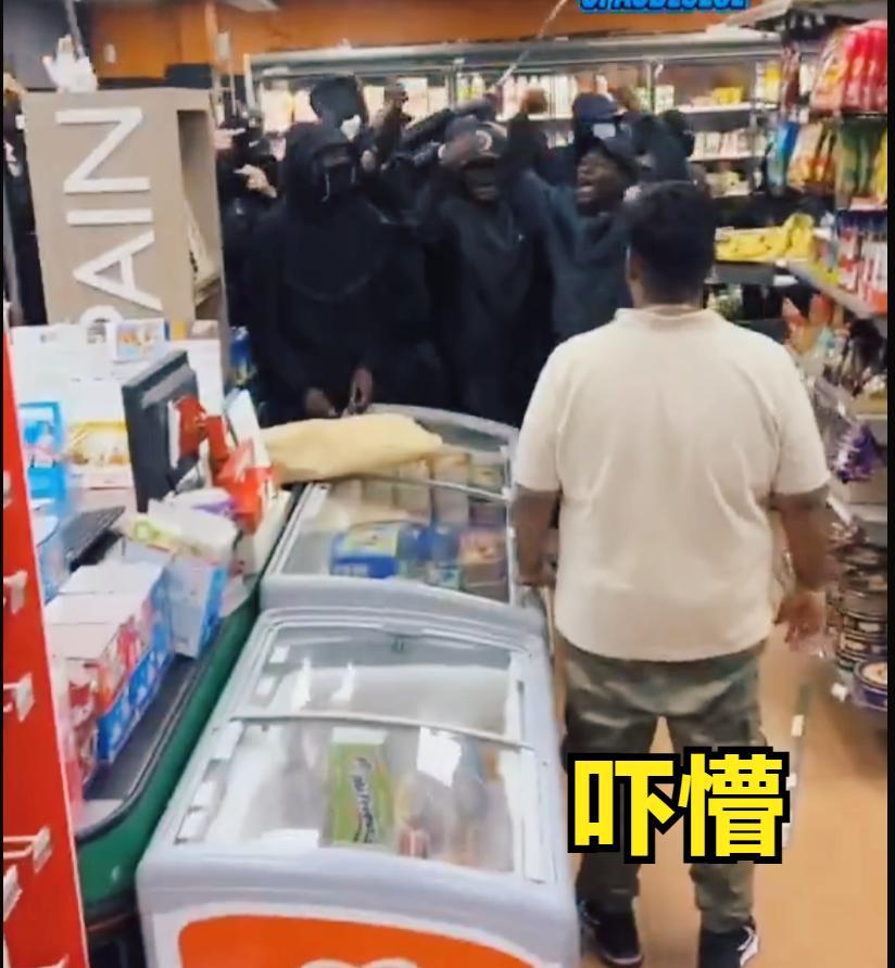 魔幻现实的今日法国：印度裔便利店老板，看着大群非洲移民硬闯入店内，仅仅是为了拍一