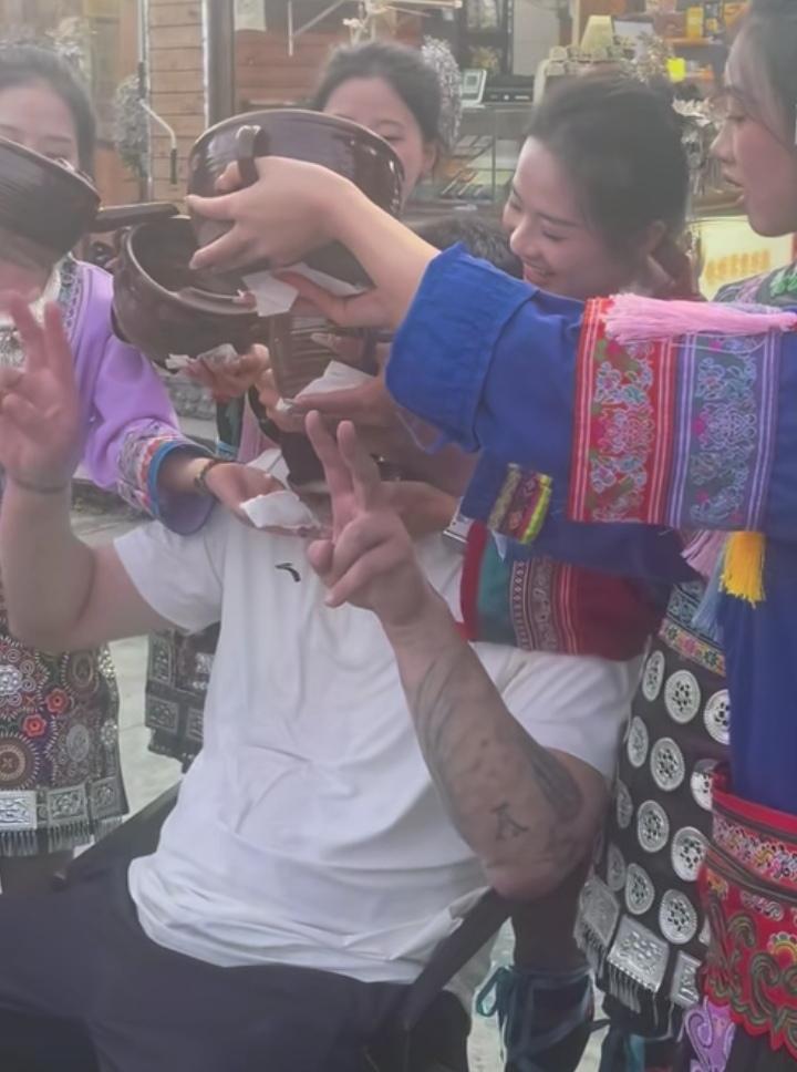沉浸式感受苗寨高山流水敬酒仪式！年轻貌美的苗家姑娘们身着华丽盛装，一碗接一碗