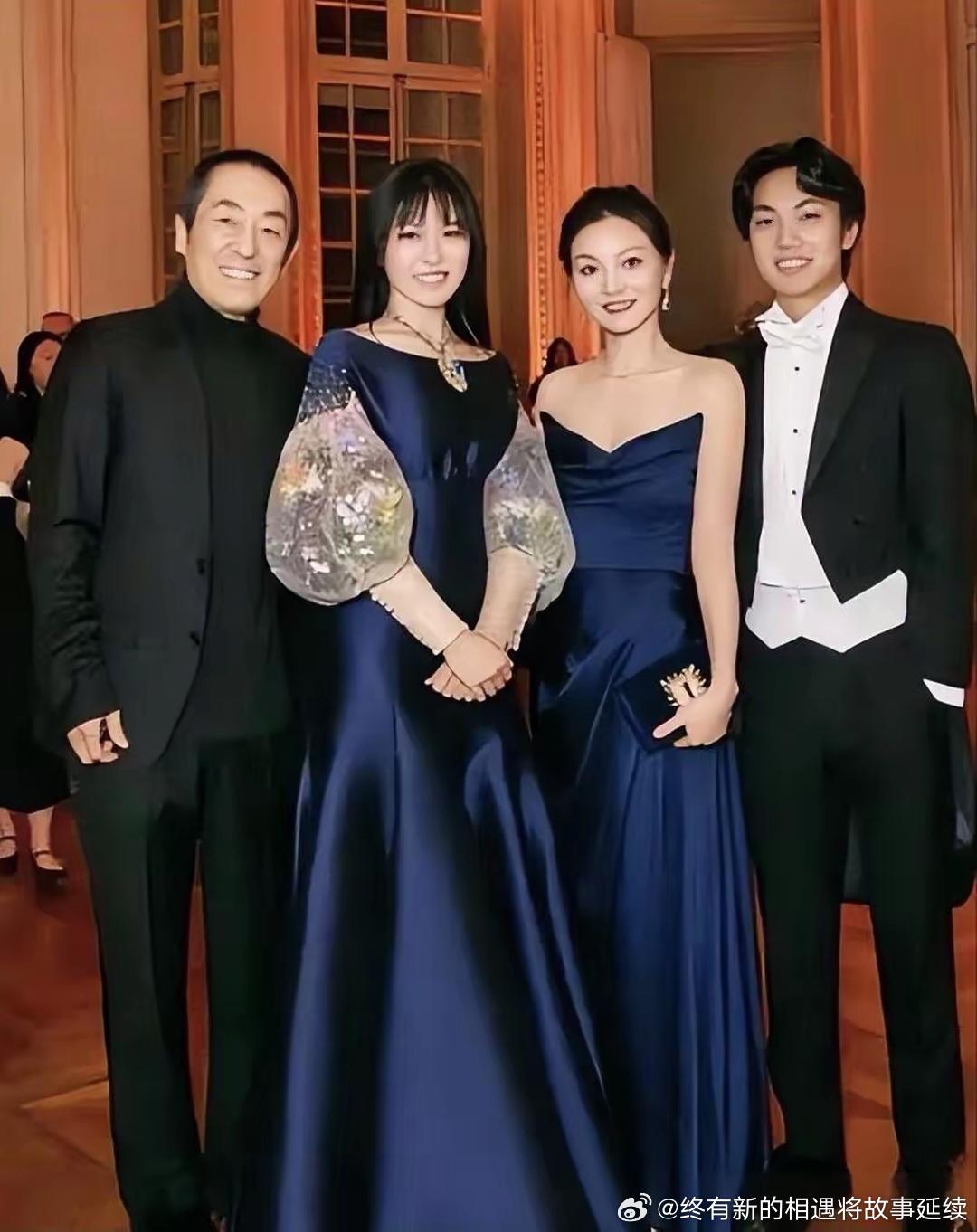 张艺谋一家四口合影，女儿和妈妈陈婷穿同色系礼服裙。