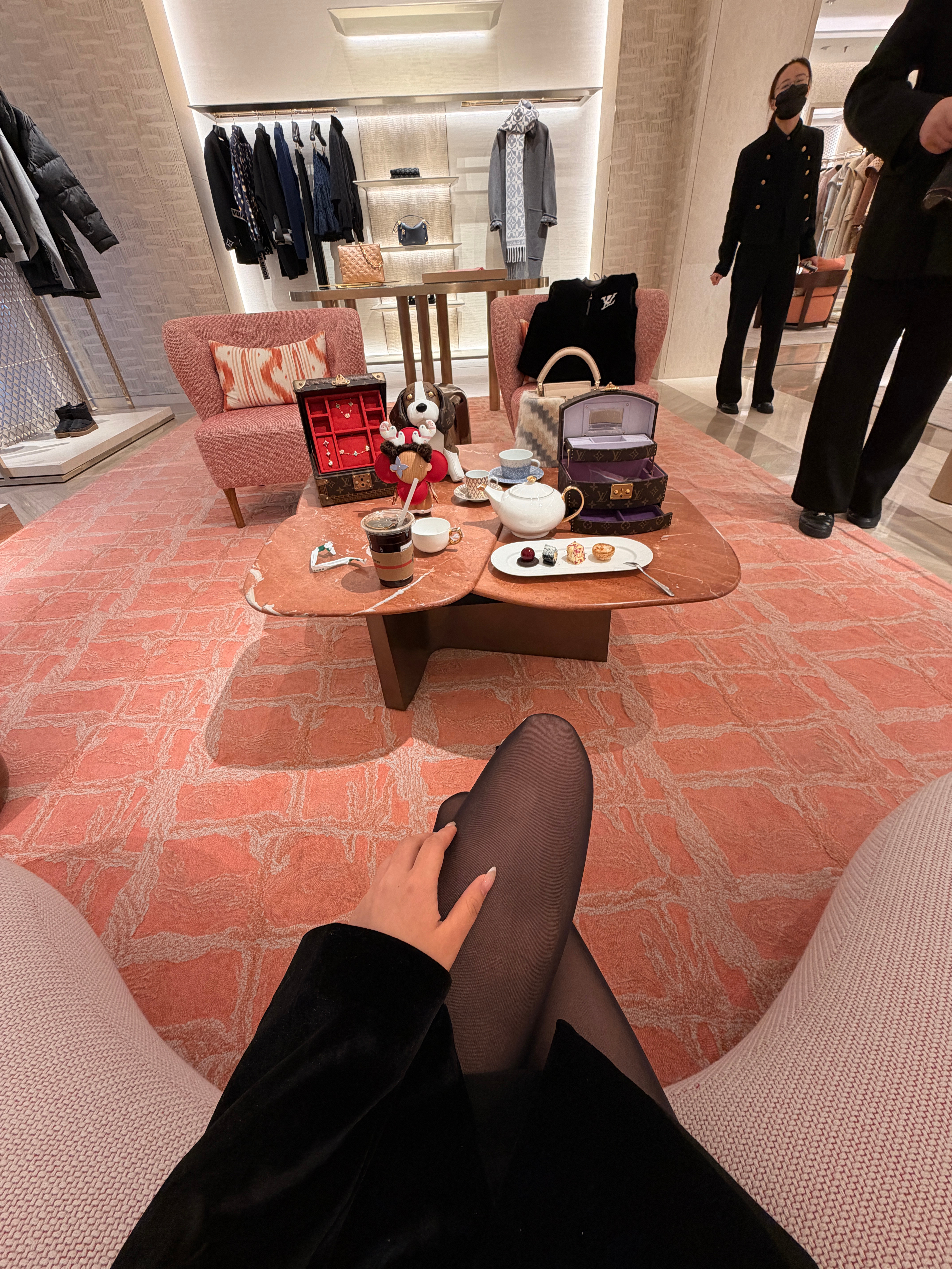 今天休息来参加LV“私享”会带我们互联网闺蜜女友男友们见见世面，可以嘛～