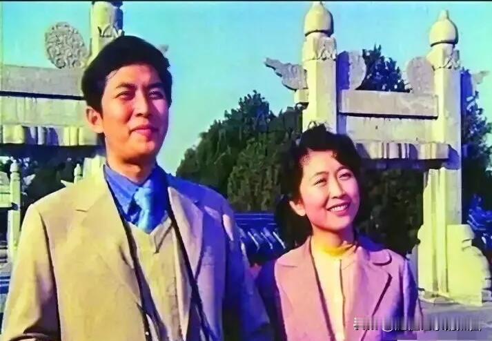 八一电影制片厂的孙涛年轻的时候是真漂亮啊，早年她跟唐国强的合影里还是多么幸福快乐