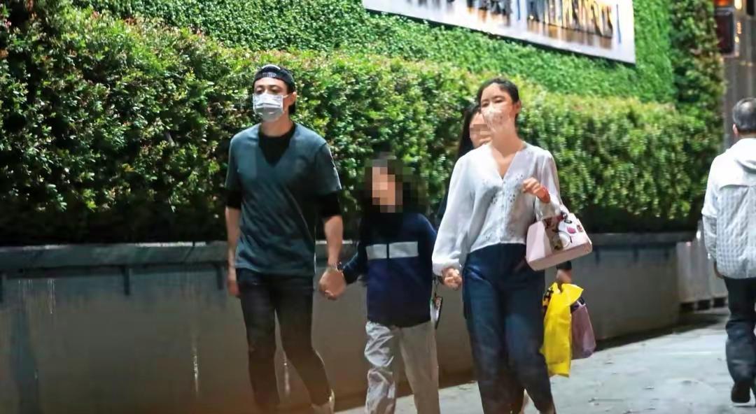 近日，有媒体曝光了林心如霍建华一家三口的近照，狠狠撒了一波狗粮！照片中，林心如与