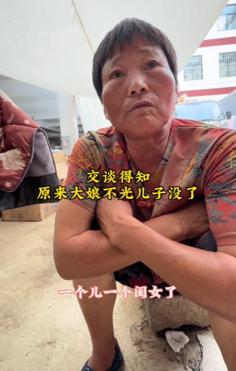 什么叫麻绳专挑细处断！山东六旬大娘，儿子29岁为情自杀，同年老伴也走了，女儿生育