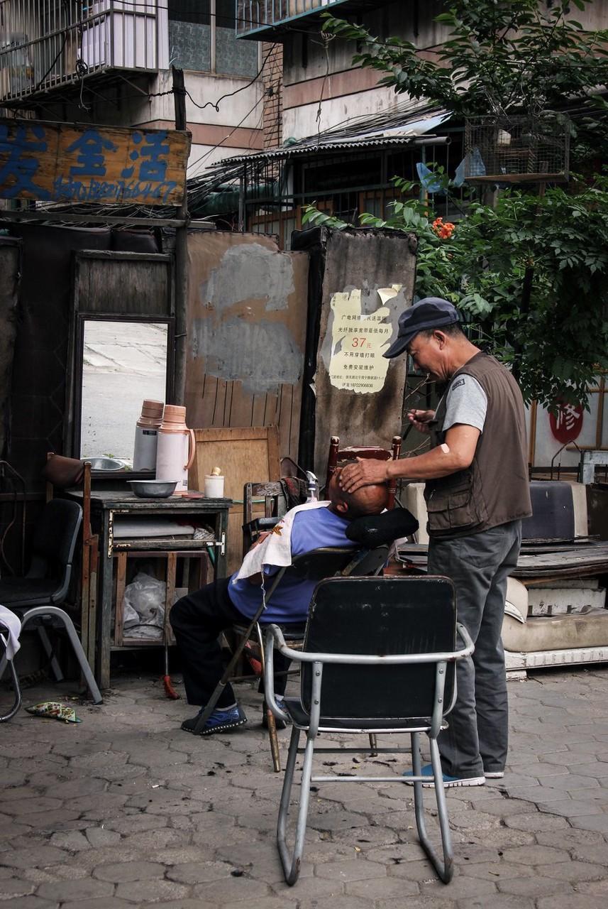 天津这位67岁大爷的事儿，真让人五味杂陈。大爷平时都是老伴儿剃头，那天老伴不舒服