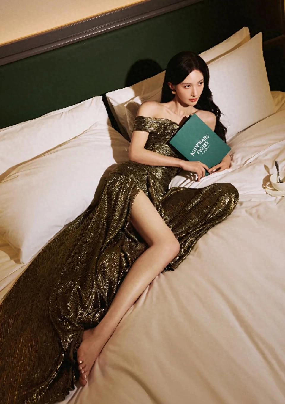 人间富贵花金晨，露肩开叉裙勾勒曼妙身姿，复古奢华风美出新高度