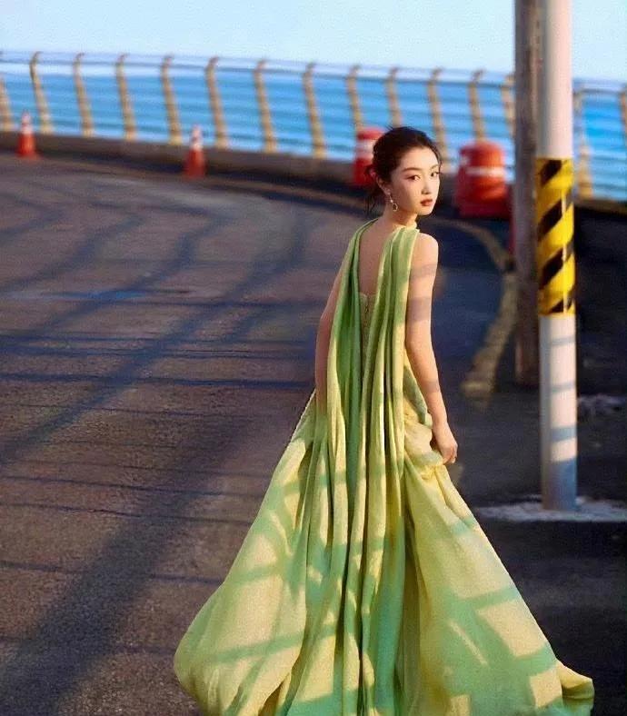 周冬雨造型吸睛。她身穿ElieSaab2024春夏高级定制礼服，一袭绿色抹胸