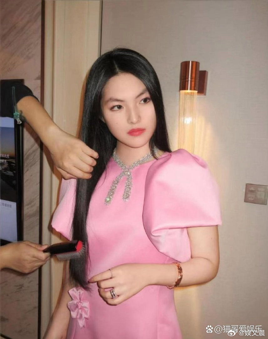 王诗龄换眉形之后颜值提升不少，反观李湘瘦身速度惊人，上次机场出镜还是圆润模样。
