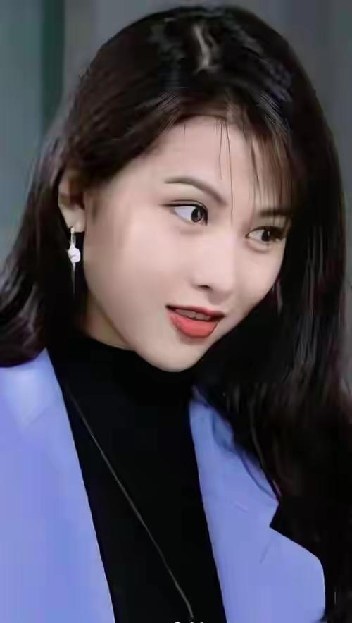 看看蔡少芬年轻的盛世美貌，再看看她和张晋的女儿，怎么感觉这孩子又年轻又成熟的